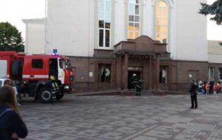 В Луцьку горить «Просвіта» у центрі міста. Людей евакуюють (фото)