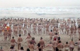 Декілька сотень оголених людей скупалися в крижаному морі (фото +18)