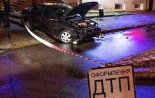 На Київщині поліцейський охорони на зупинці насмерть збив жінку