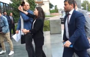 «На голову не налазить»: прессекретарка Зеленського відштовхнула журналіста (відео)