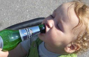 Діти п’ють алкоголь просто в центрі Луцька (фото)