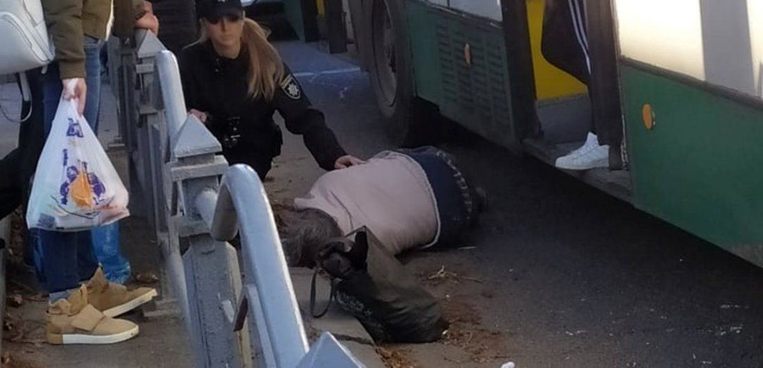 Весь у крові: в Луцьку пішохода-порушника збив тролейбус (фото)