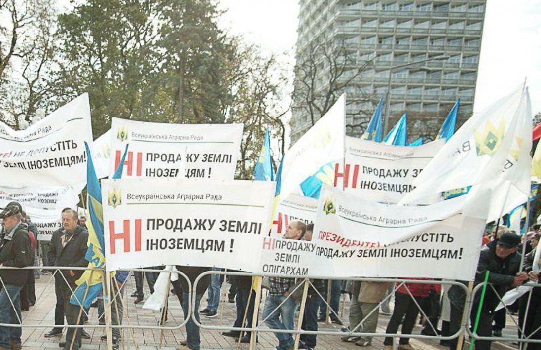 Українці проти продажу землі іноземцям (фото)