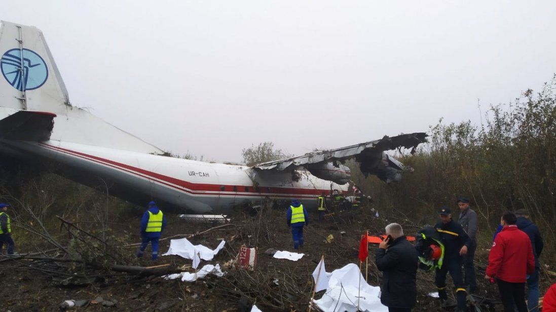 Під Львовом розбився літак: деталі трагедії (фото, відео)