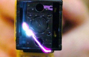 Підлітки катувала чоловіка електрошокером