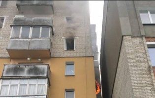 У Нововолинську гасили пожежу в багатоповерхівці (фото)