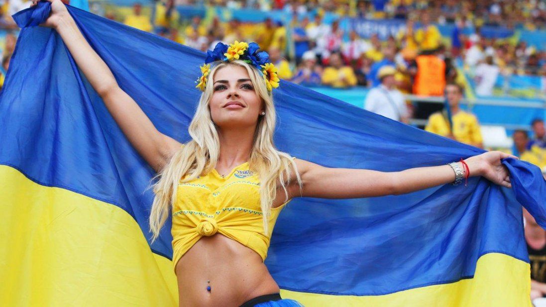 Зірка збірної України освідчився коханій на футбольному полі (фото)