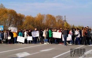 На Житомирщині протестують вчителі: перекрито автостраду