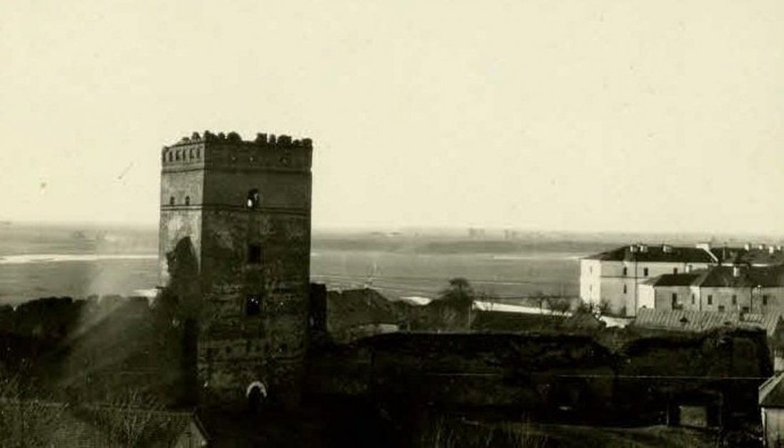 Понад 100 років тому: зруйнований Замок Любарта на ретросвітлинах (фото)