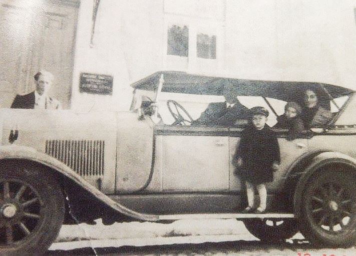 Автомобіль родини Радзивіллів з Олики, 1920-ті роки.