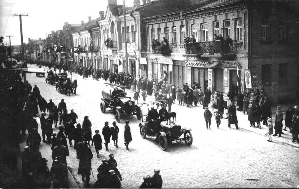 Перші авто. Хода пожежників, Луцьк, 1920-ті роки.