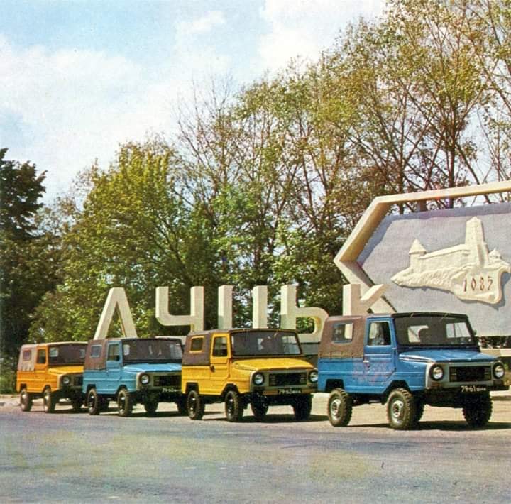 ЛУАЗ-и при в’їзді до Луцька, 1978 рік.