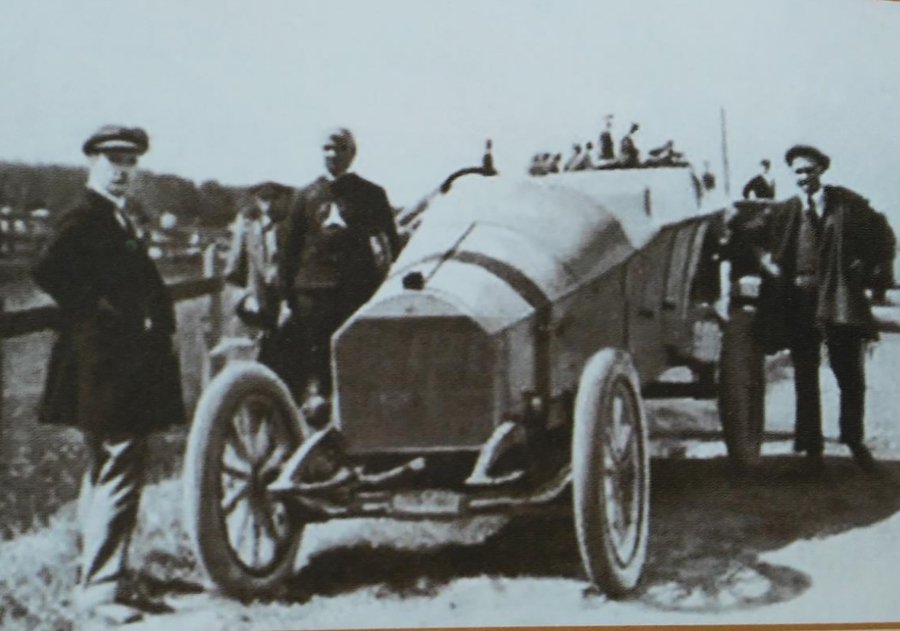 Микола фон Мекк біля свого авто, 1910-ті роки. von-meck.info