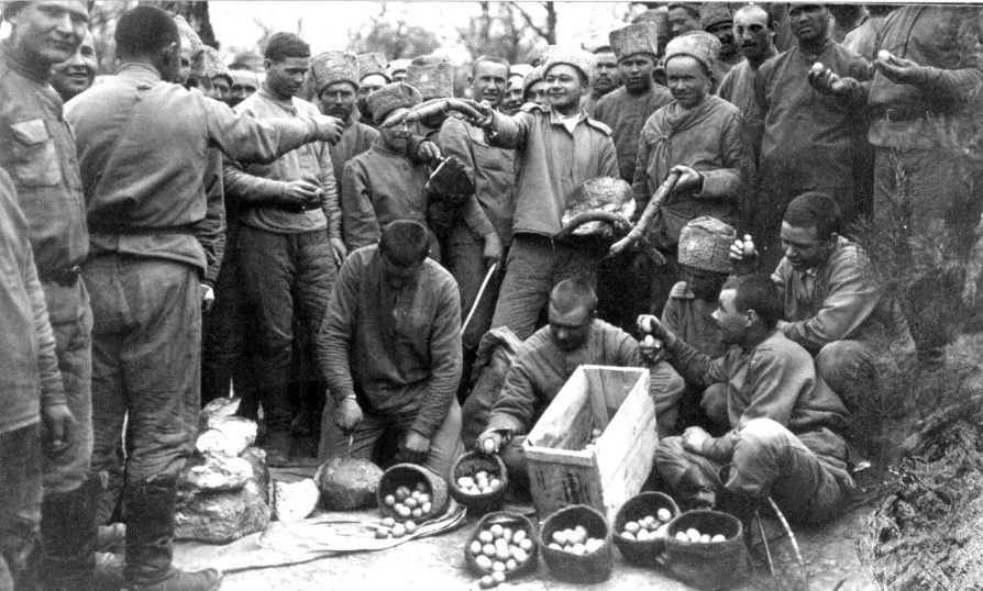 Солдати Російської імперії святкують Великдень біля Луцька, 1916 р