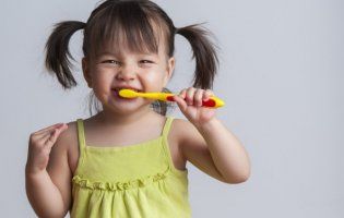 Як навчити дитину чистити зуби: 9 корисних лайфхаків для батьків