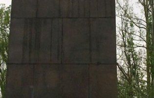 Новий конфуз: у Росії відкрили підставку для пам’ятника, на який не вистачило грошей (фото)