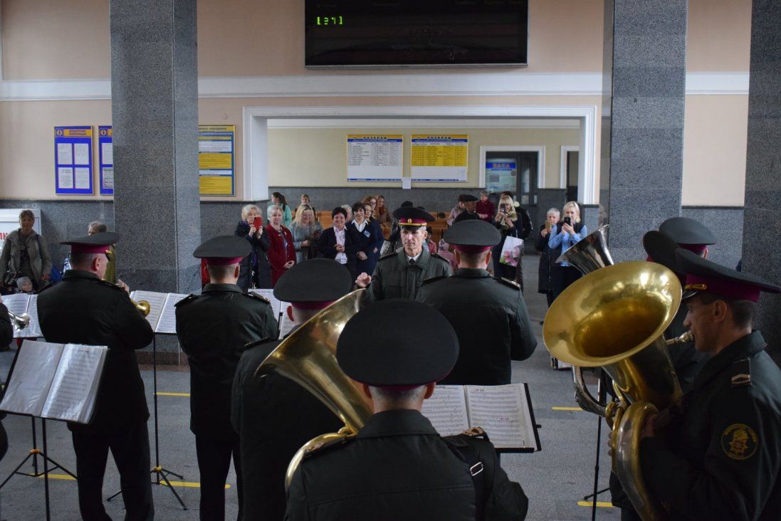 Що робили на залізничному вокзалі Луцька військові (фото)