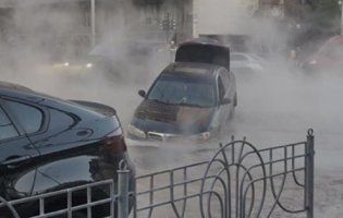Моторошні кадри: у Києві потоки кип’ятку змивали машини під асфальт (фото, відео)