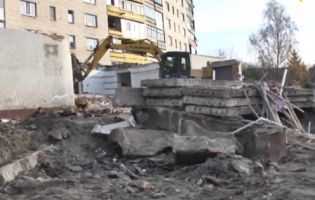 Скандал у Луцьку: пригнали техніку і знищили бібліотеку (відео)
