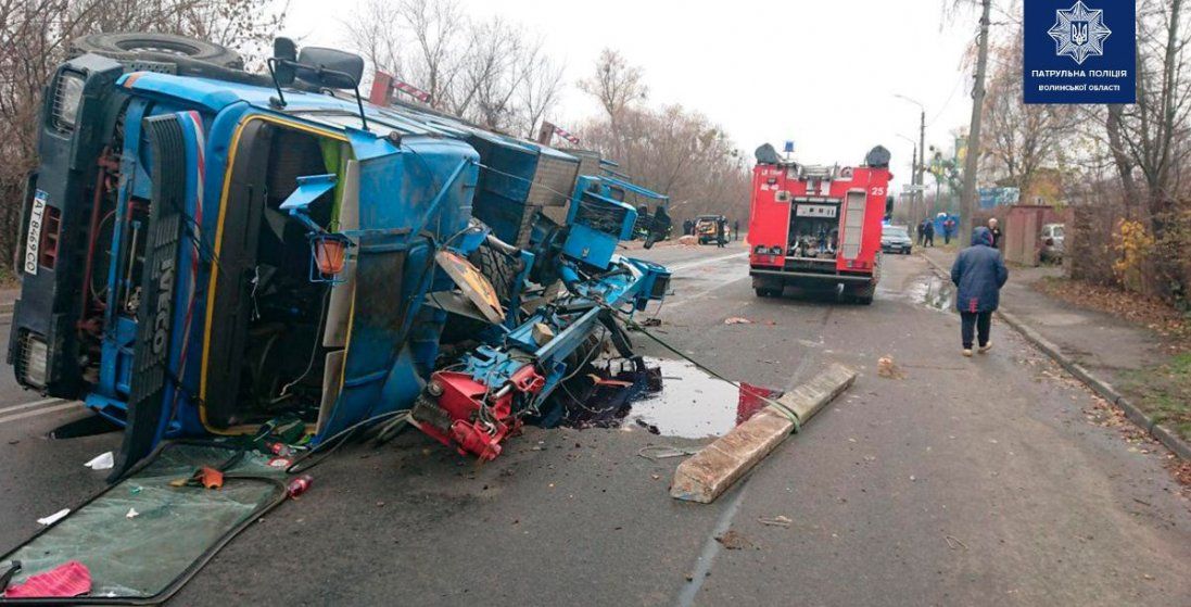 ДТП у Луцьку: перевернута вантажівка перекрила рух транспорту, загинула людина. Оновлено (фото, відео)
