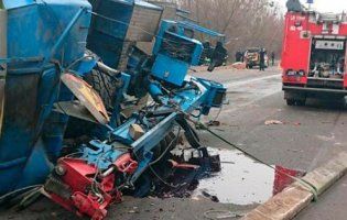 ДТП у Луцьку: перевернута вантажівка перекрила рух транспорту, загинула людина. Оновлено (фото, відео)