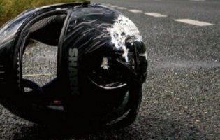 Skoda в Луцьку збила мотоцикліста, його забрала «швидка»