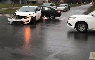 Ранкова аварія в Луцьку: зіткнулися легковик і вантажівка (фото)