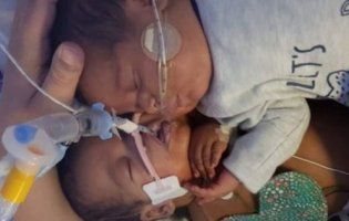 Немовля врятували обійми брата-близнюка (фото)