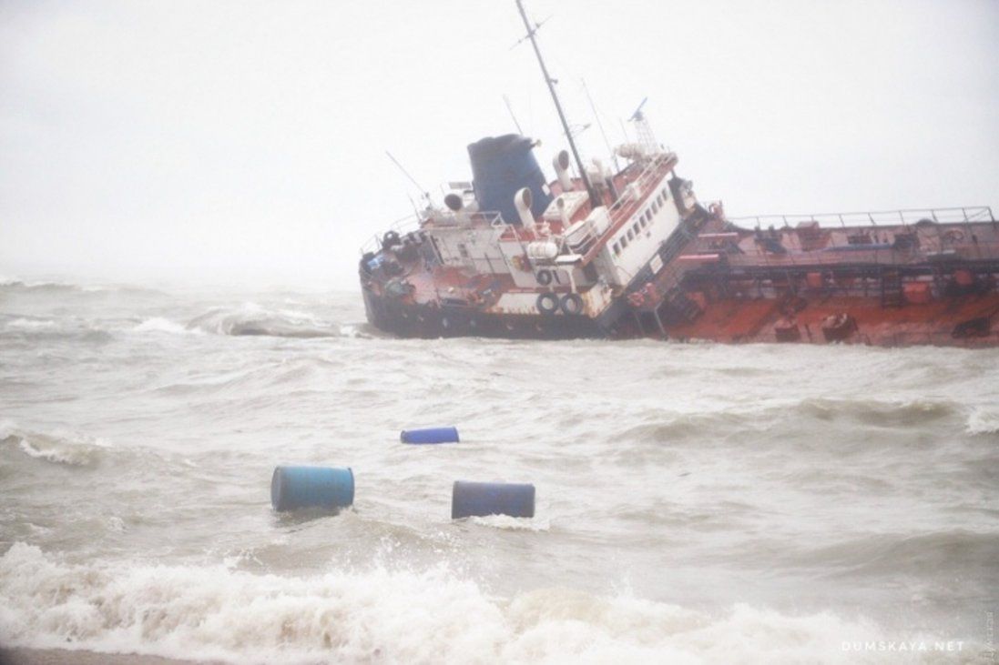 Катастрофа танкера в Одесі: все море в нафті (фото, відео)