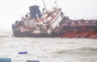 Катастрофа танкера в Одесі: все море в нафті (фото, відео)