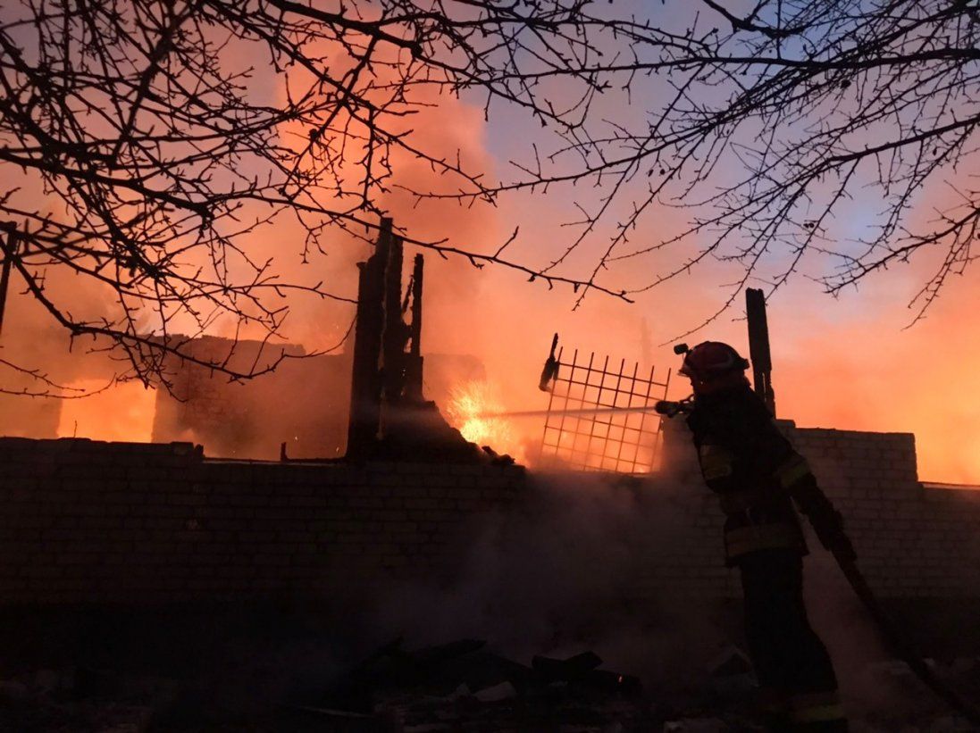 На Донеччині бойовики обстріляли селище – згоріло шість будинків (відео)