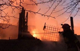 На Донеччині бойовики обстріляли селище – згоріло шість будинків (відео)