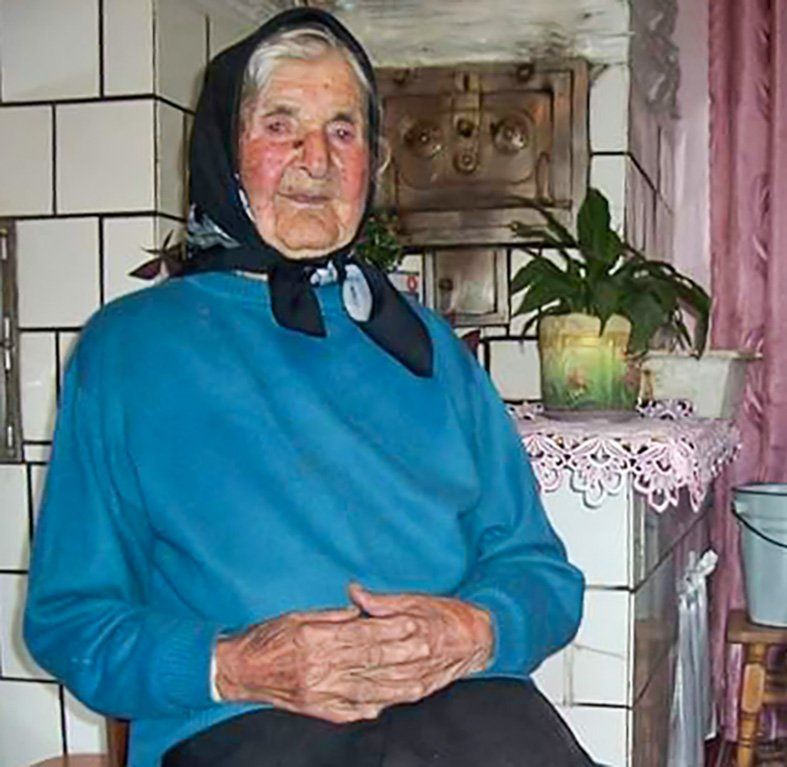 У 105 років бабуся і досі рубає дрова