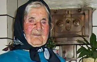 У 105 років бабуся і досі рубає дрова