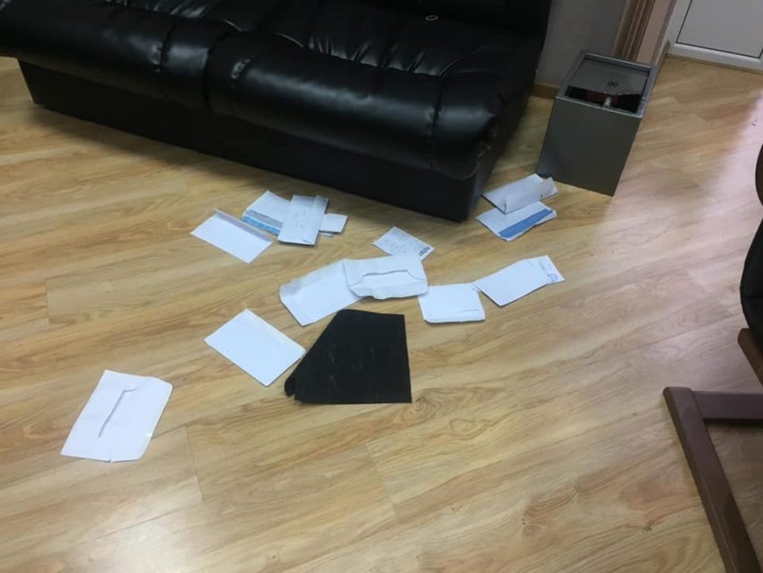 У пограбованому офісі НСЖУ сейф зламали, а документи розкидали
