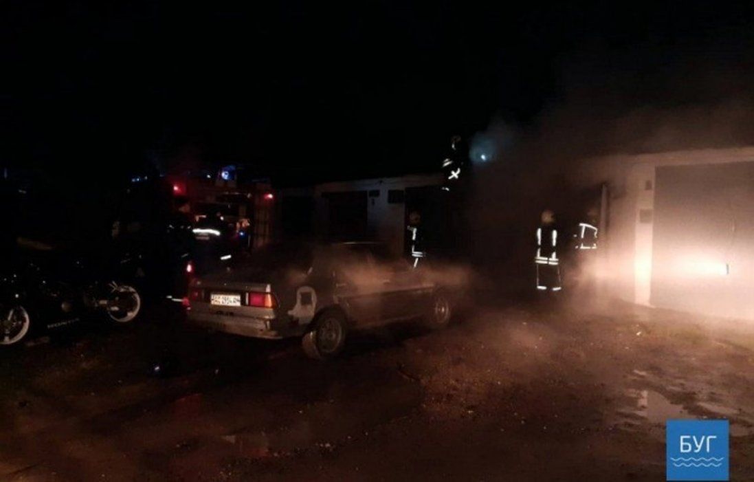 На Волині з пожежі рятували автомобіль і мотоцикл (фото)