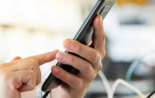 Не заряджайте смартфони у громадських місцях: можете лишитися без грошей