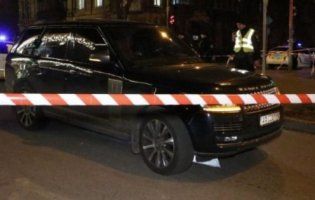 В центрі Києва вбили дитину: невідомі обстріляли престижний Range Rover (фото, відео 18+)
