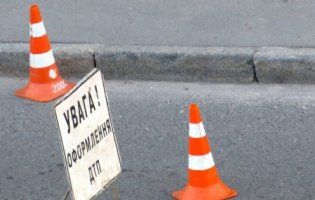 Вантажівка викинула ВАЗ на зустрічну смугу – аварія біля Луцька (відео)