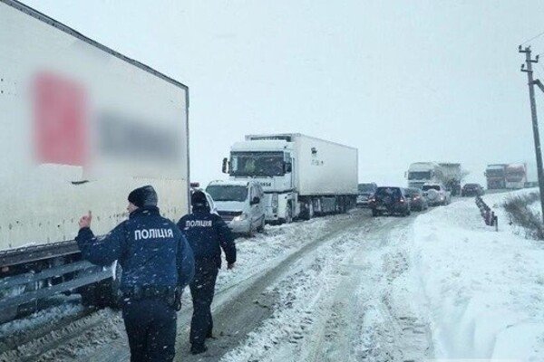 Сніг призвів до пробок на дорогах Одещини