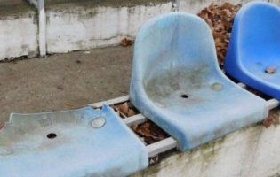 У волинському містечку вандали потрощили крісла на стадіоні