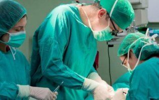 Після пластичної операції в жінки облізла шкіра (фото 18+)