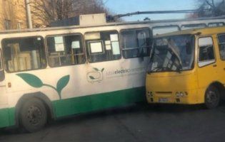 У Луцьку зіткнулися тролейбус, маршрутка і легковик (фото)