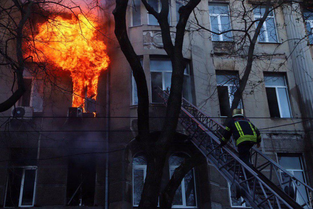 Пожежа в Одесі: знайшли перший труп (відео 18+)