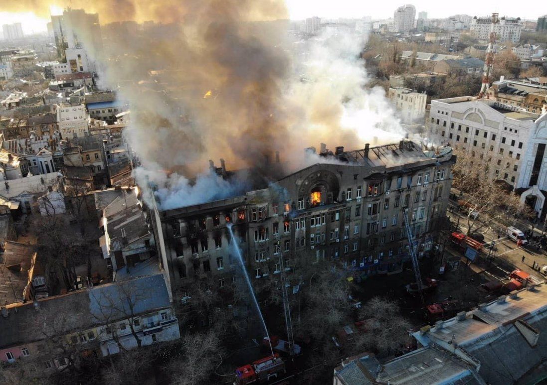 Жертву пожежі в Одесі знайшли живою