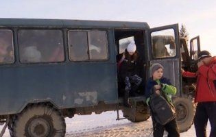 Школярам на Прикарпатті подарували іржавий автобус 70-х років минулого століття (відео)