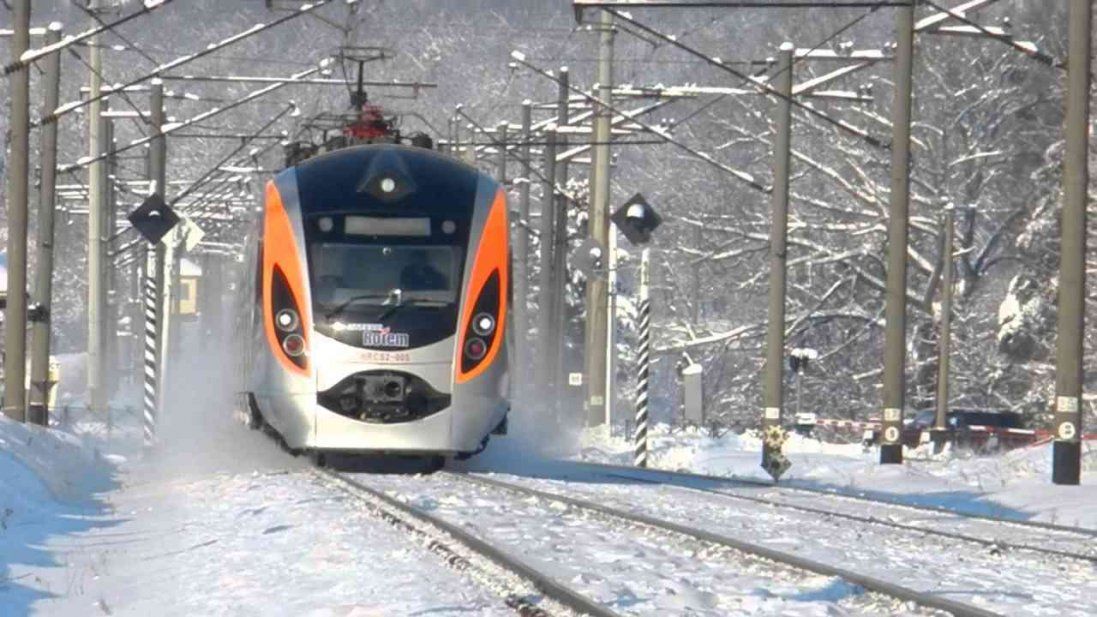 Укрзалізниця призначила вісім нових потягів і змінила графіки руху