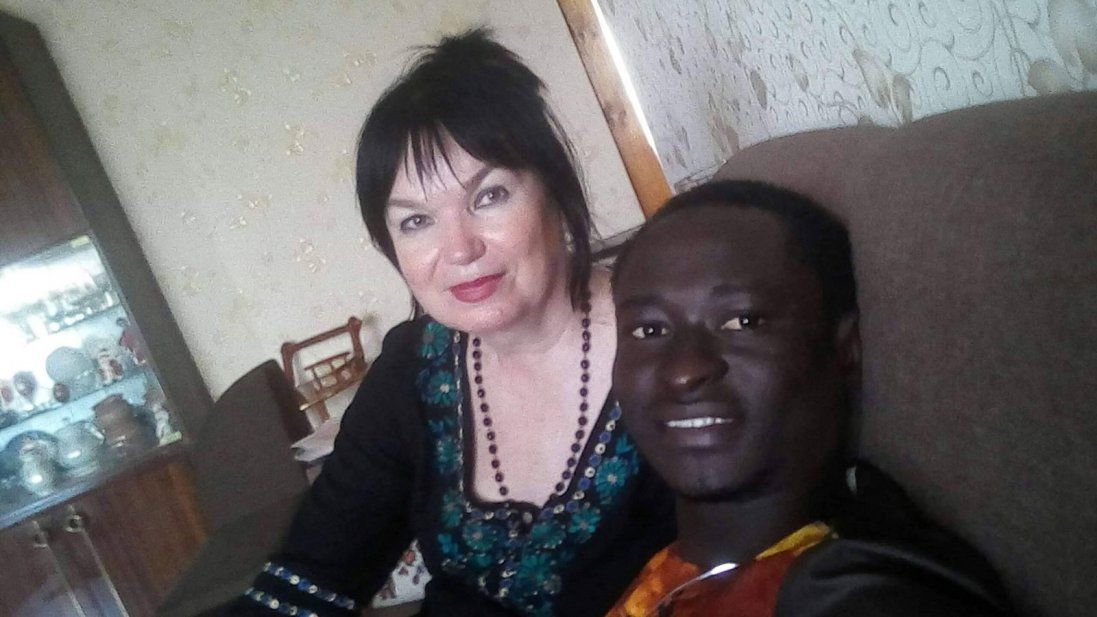 Покинув Африку, щоб одружитися з набагато старшою вчителькою  з України