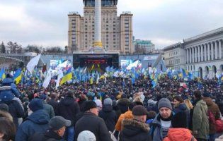 «Червоні лінії для влади»: у Києві на Майдані триває кількатисячне віче (відео)