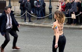 Напівоголені учасниці Femen «передали привіт» Путіну (відео)